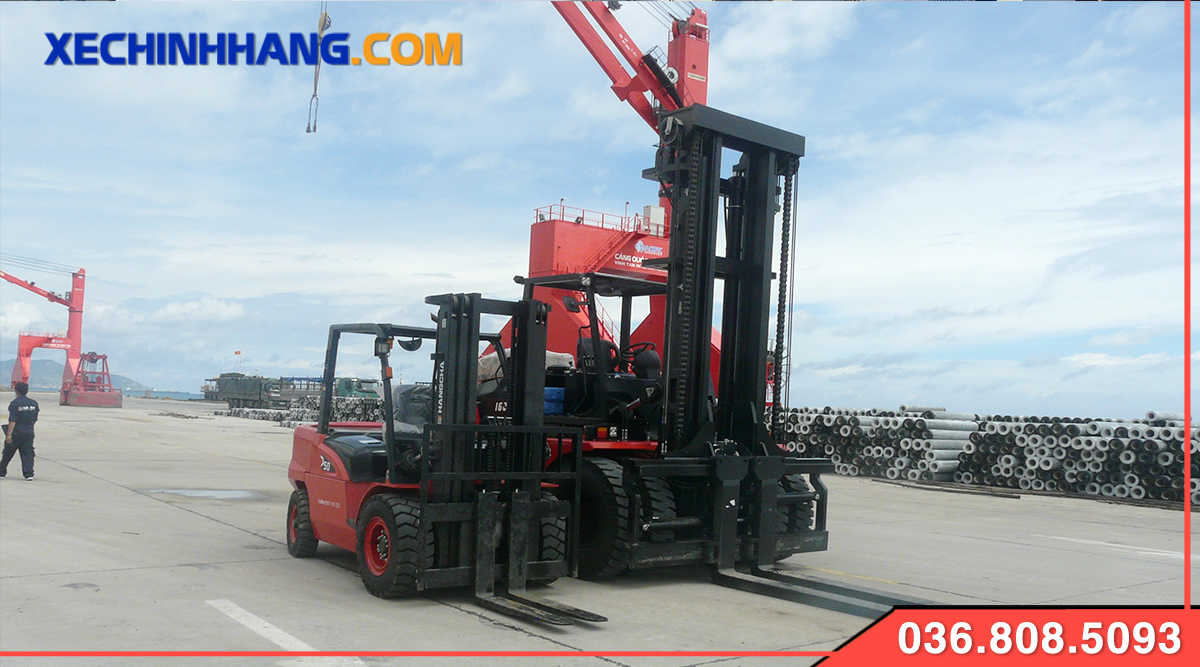 Bàn giao 2 xe nâng dầu 14 tấn và 5 tấn