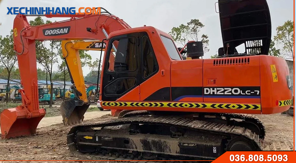 Cận cảnh máy xúc đào Doosan 220