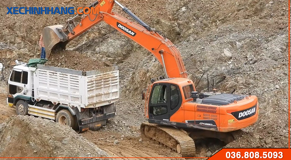 Xe xuc dao Doosan 220 Lam viec
