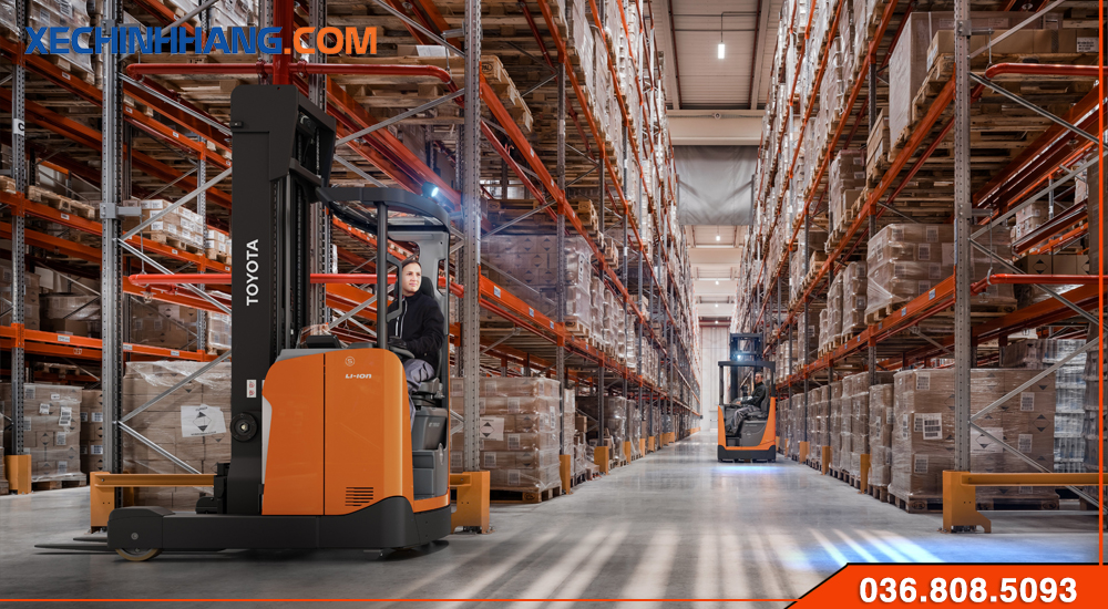 Ảnh thực tế của xe nâng Reach Truck trong kho xưởng