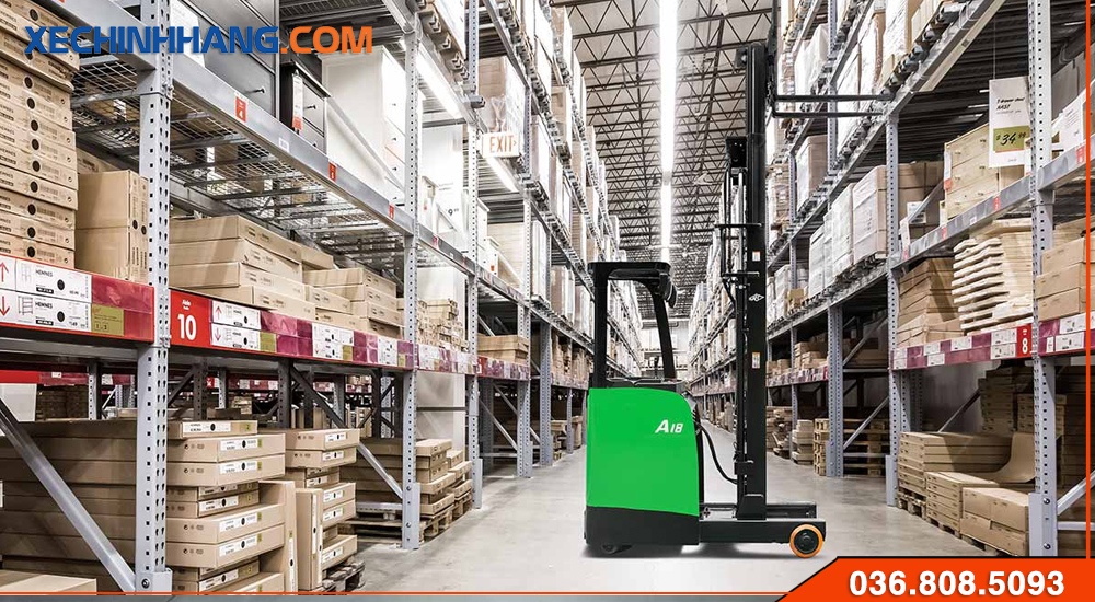 Xe nâng Reach truck 1.8 tấn trong kho