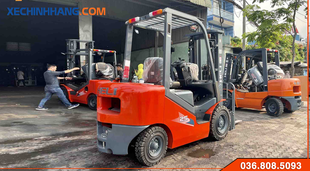 Bãi xe nâng dầu 2.5 tấn Heli