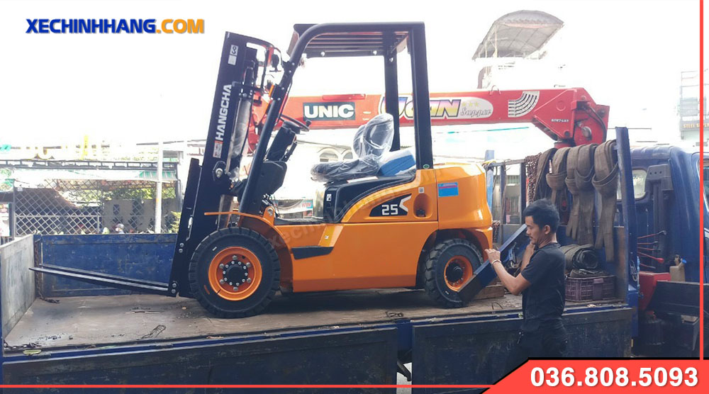 Bàn giao Xe nâng dầu 2.5 tấn