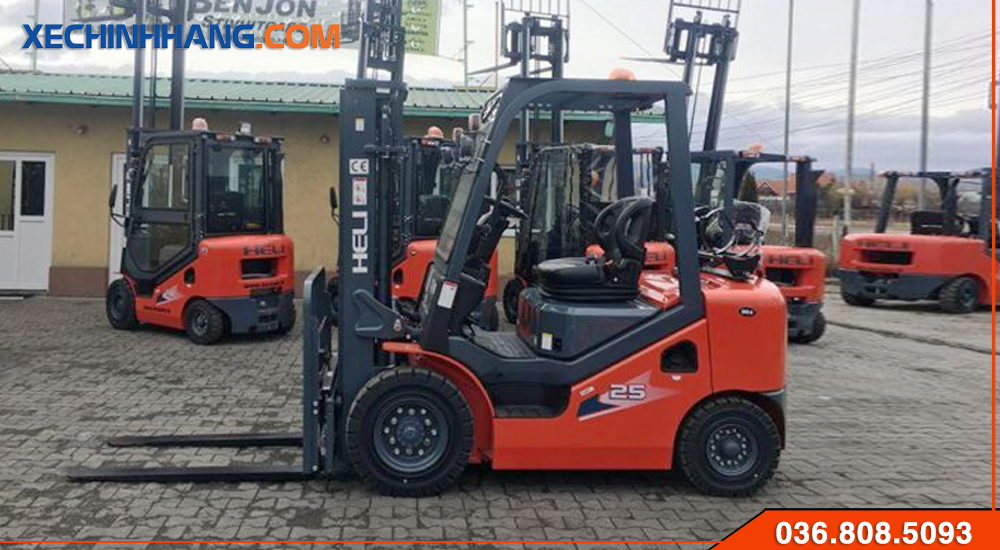 Chuẩn bị bàn giao Xe nâng dầu 2.5 tấn
