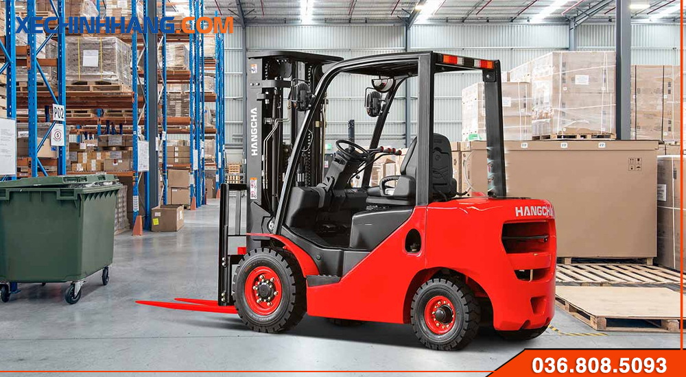 Xe nâng dầu 2 tấn XF trong kho