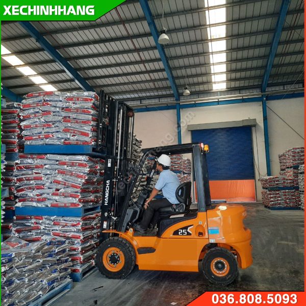 Xe nâng dầu 2.5 tấn Hangcha