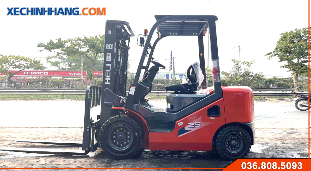 Xe nâng dầu 2.5 tấn Heli