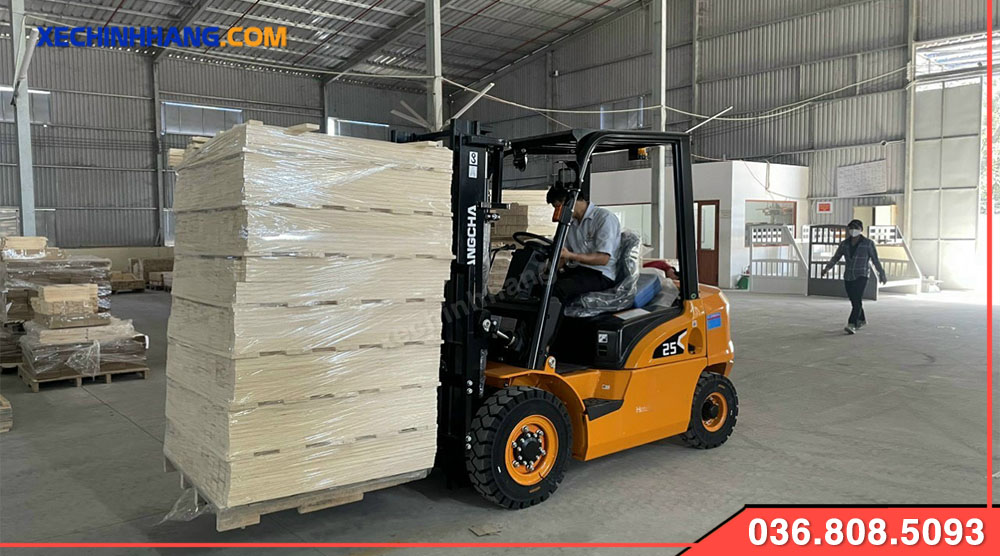 Xưởng sản xuất ván ép sử dụng xe nâng dầu 2.5 tấn