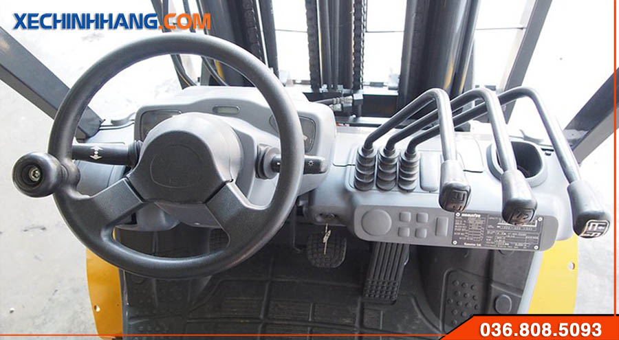 Khoang lái xe nâng komatsu 3 tấn cũ đời 2013