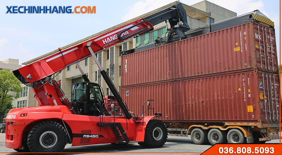 Xe nâng Reach Stacker hoạt động