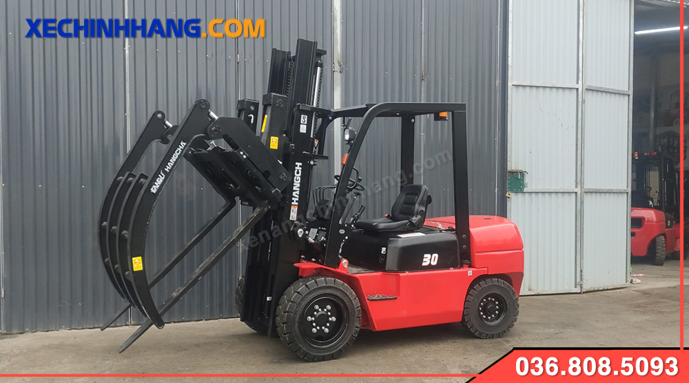 Xe nâng gật gù gắn bộ kẹp gỗ