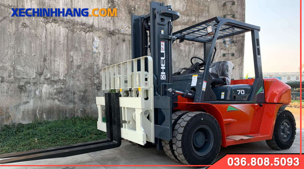 Xe nâng Heli 7 tấn trang bị thêm bộ công tác cho khả năng nâng hạ mạnh mẽ