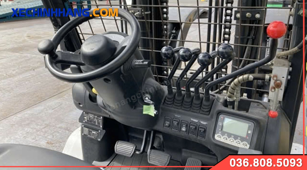 Khoang điều khiển xe nâng dầu 6 tấn cũ Unicarries