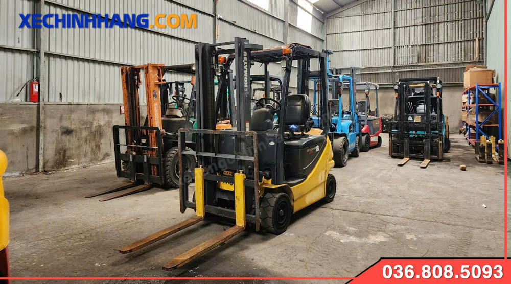 Phía trước xe nâng điện Komatsu 1.8 tấn Nhật bãi