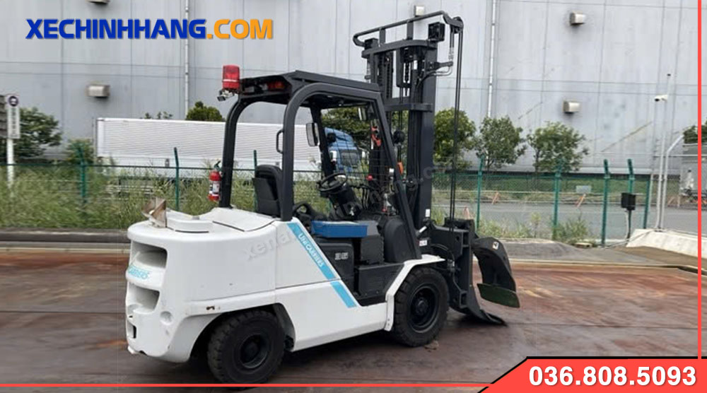 Xe nâng dầu 6 tấn cũ Unicarries cũ kẹp xoay