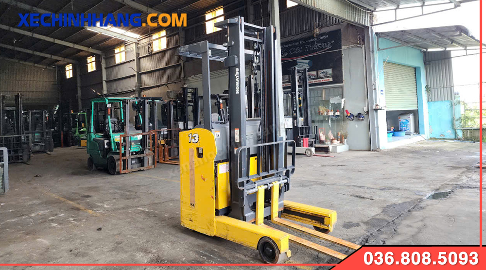 Phía trước xe Reach truck đứng lái Komatsu 1.3 tấn