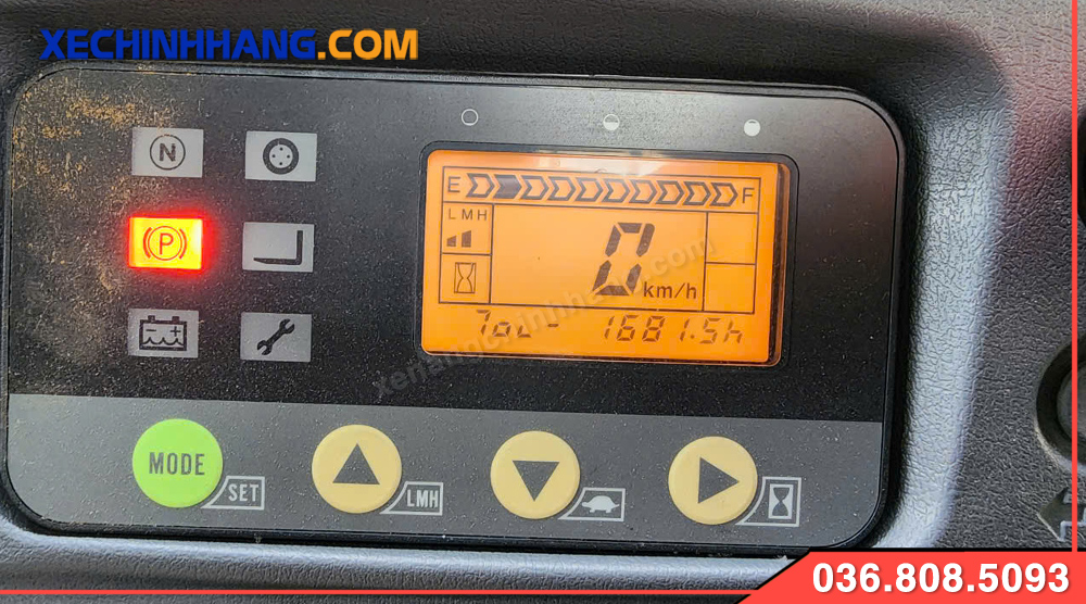 man hinh reach truck dung lai komatsu 13 tan
