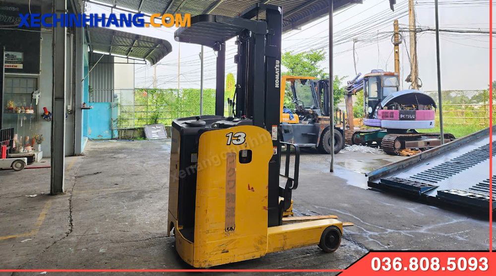 Tổng thể xe Reach truck đứng lái Komatsu 1.3 tấn