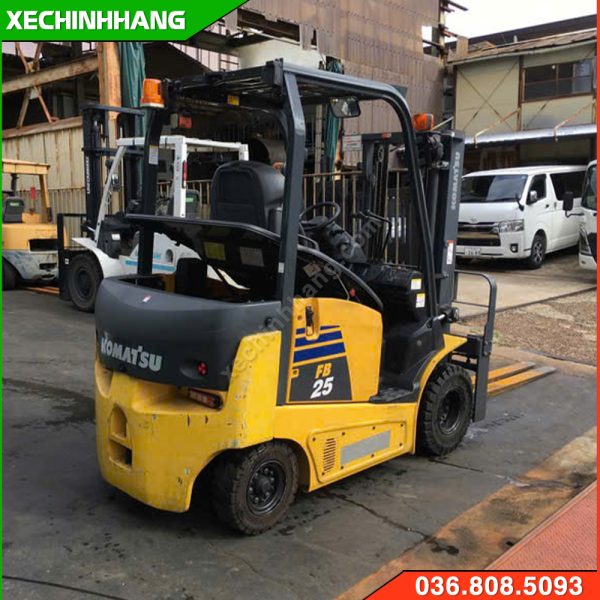 Tổng thể Xe nâng dầu 2.5 tấn cũ Komatsu