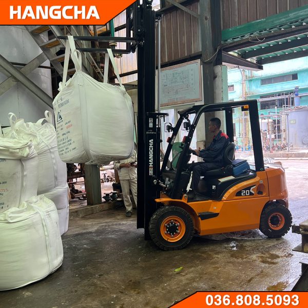 Xe nâng dầu 2 tấn nâng hoá chất