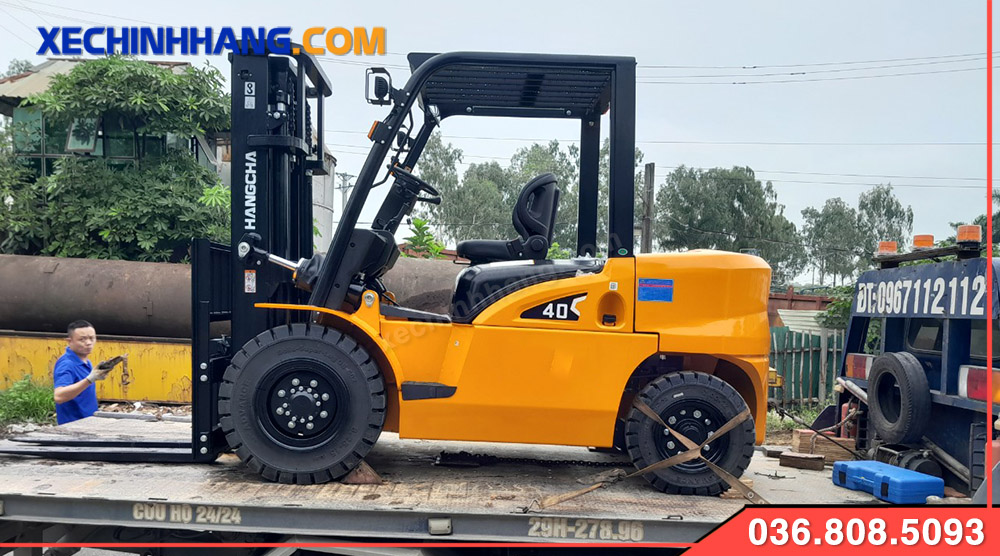Xe nâng dầu 4 tấn chui ccontainer